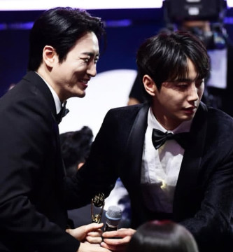 Momen Lee Junyoung langsung turun dari panggung dan menyerahkan Piala milik Lee Jun Hyuk.  [Instagram]